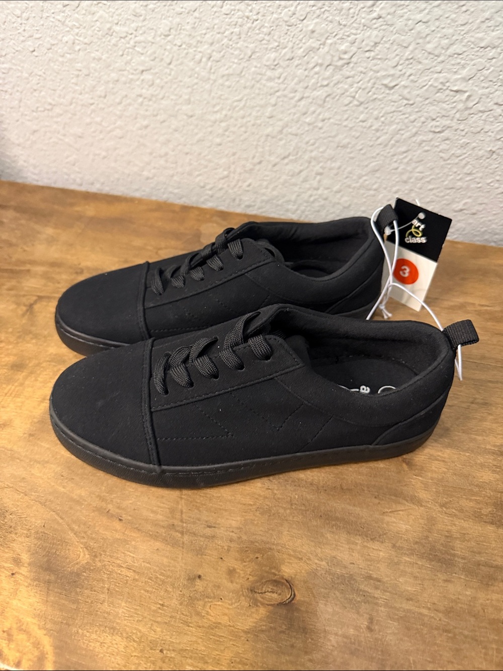 Art Class boys Black Low-Top Lace-Up Sneakers size 3